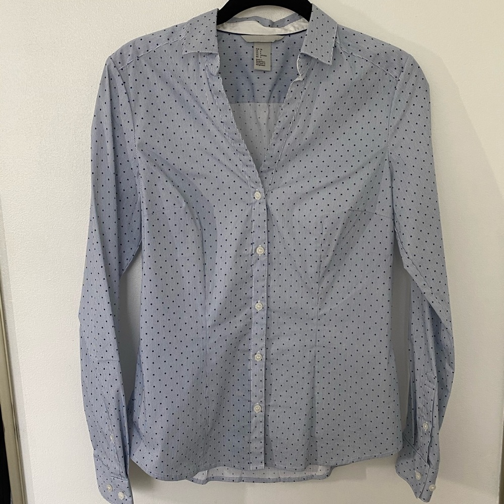 Women’s buttons up shirt